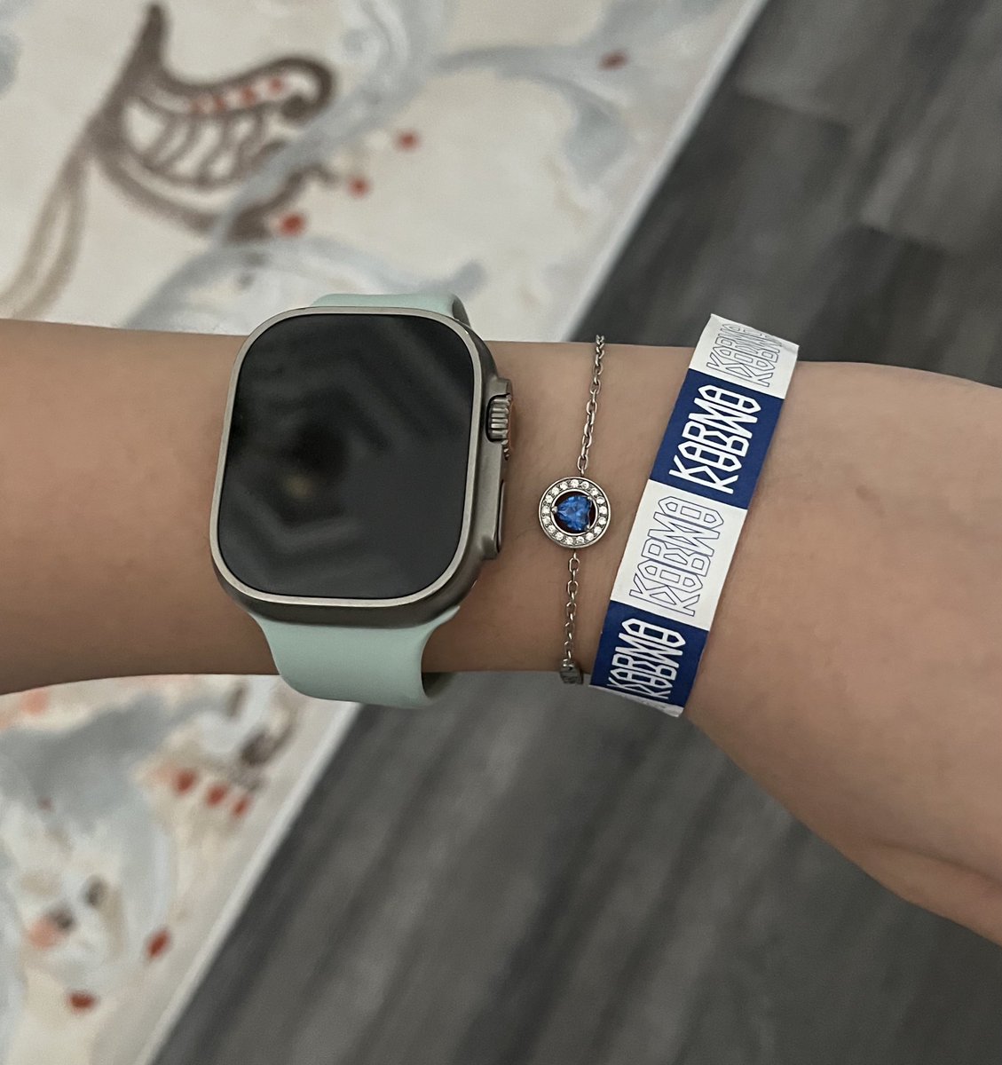 sirf parasini verdik diye muhtemelen div1’in anaokulundaki cocuklarina kagittan kestirdigi bileklikleri takarken