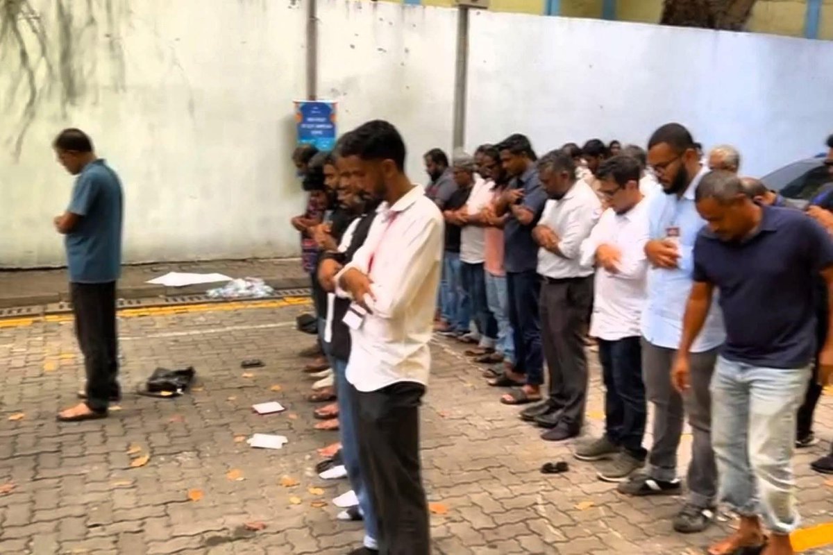 These aren't journalists. They are actors, fit only for a drama series. 😂