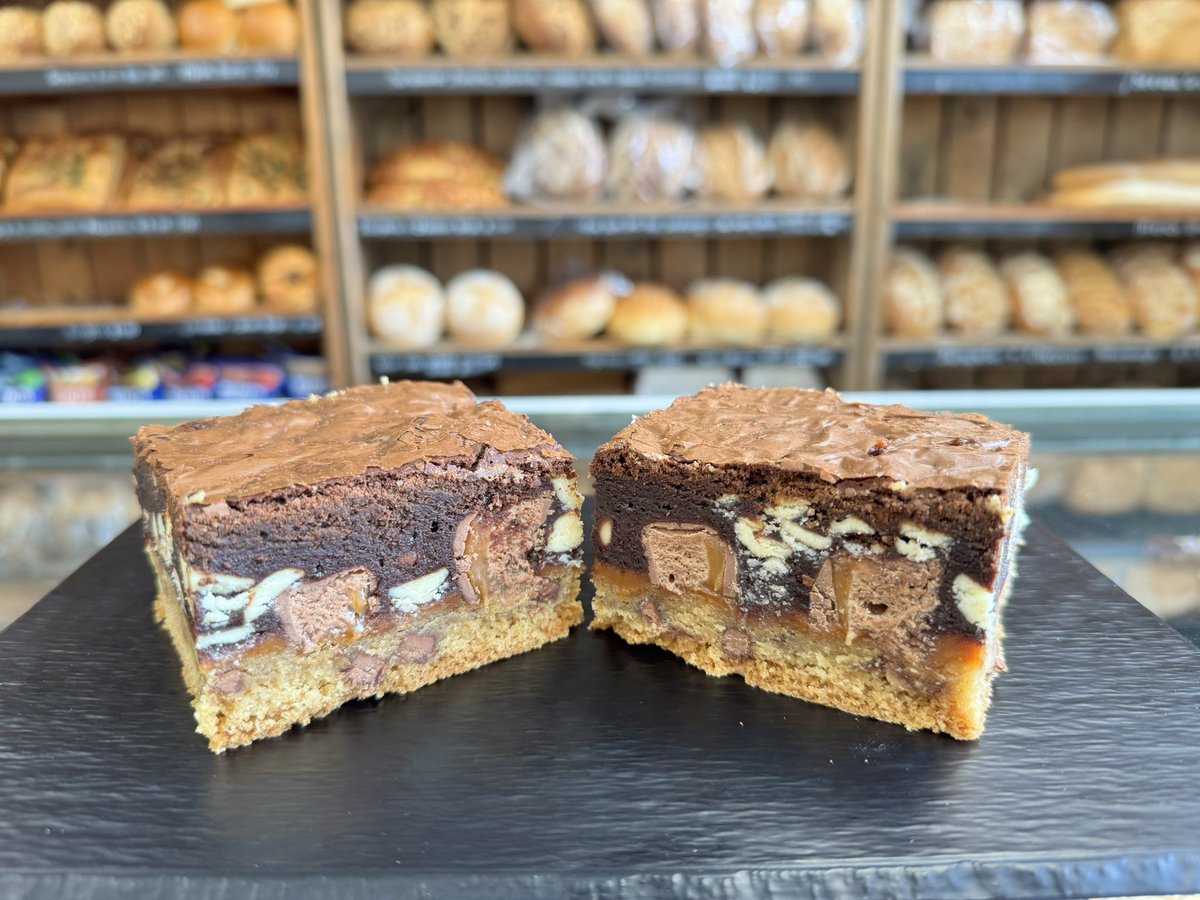 mannaharrogate's tweet image. New brookie flavour…. Mars bar!! Chocolate chip cokie base, layer of caramel, mars bars, topped with brownie &amp;amp; white chocolate chips!! #marsbar #brookie #cookie #brownie #chocolate #bakery #cake #food #cafe #eatery #shoplocal #shop #homemade #coldbathroad #yorkshire #harrogate