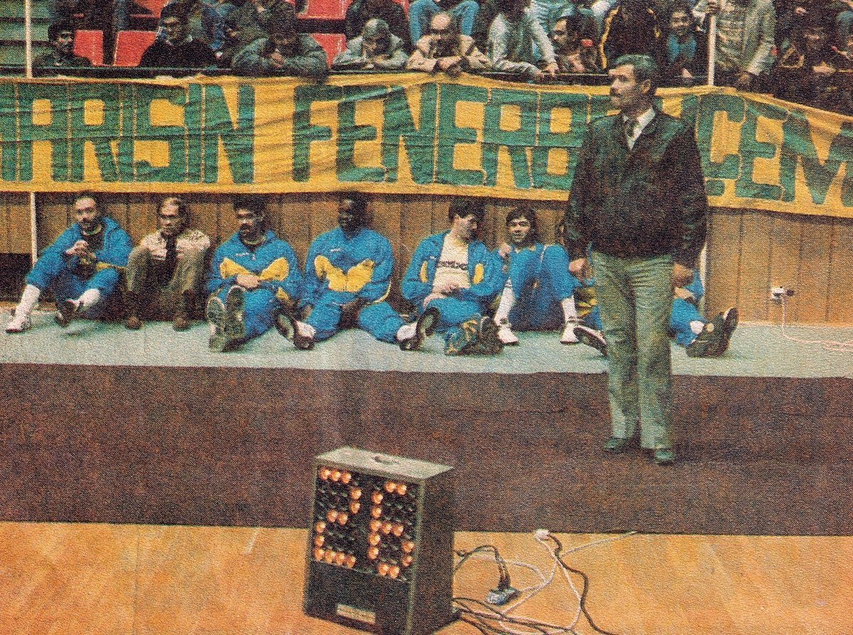 Bu gördüğünüz pankartın sahibi <a href="/OyanTolga/">tolga oyan</a>'dır. Kendisi Yıldız Teknik Üniversitesinin yüksek tavanlarındaki perdelerin üzerini yağlı boyayla boyayarak pankart yapmakla meşhurdur.

SENİNLE ÇARPAN KALPLERİN MİMARISIN FENERBAHÇEM
(Yıldızlı Mimarlar)
#PankartlarınFenerbahçeTarihi