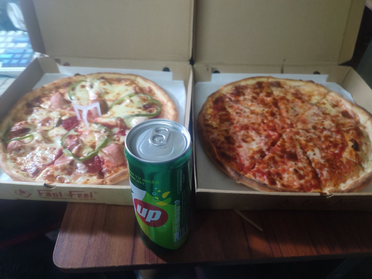 Acethecheese's tweet photo. This is basically my "birthday cake" but pizza instead bruh https://t.co/Thhesvfclf