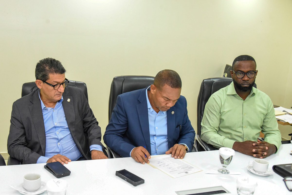 La Comisión Permanente de la Junta Central Electoral continuamos con el estudio del proyecto de ley orgánica sobre el derecho al referendo consultivo y al referendo constitucional aprobatorio que propone nuestra colega <a href="/Carolimnuz/">Carolin Mercedes</a>.

#SePuedeConfiar