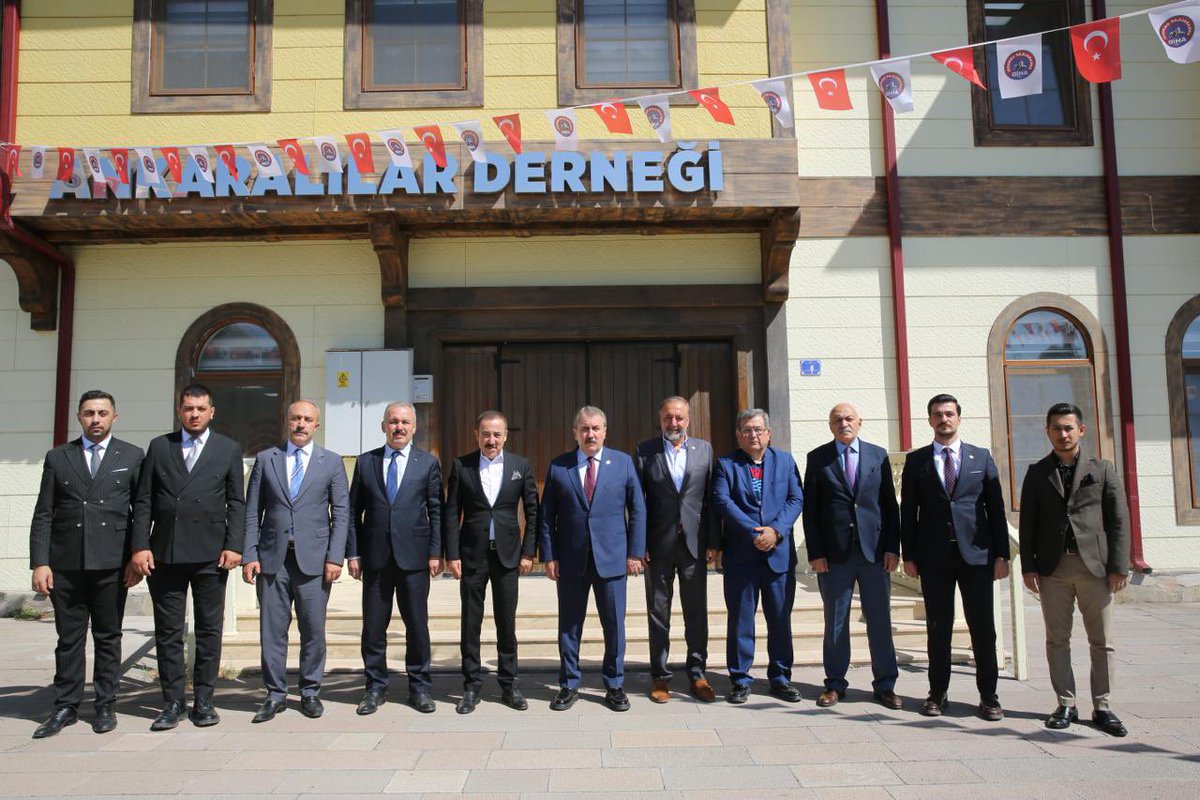Ankaralılar ve Ankara’ya Hizmet Edenler Derneği (AHİD) Genel Başkanı Sayın Hilmi Yaman ve kıymetli yönetim kurulu üyelerini ziyaret ettik.

Nazik ve samimi misafirperverlikleri için kendilerine teşekkür ediyor, Başkent Ankara’mız ve ülkemiz insanı için yürüttükleri çalışmalarda