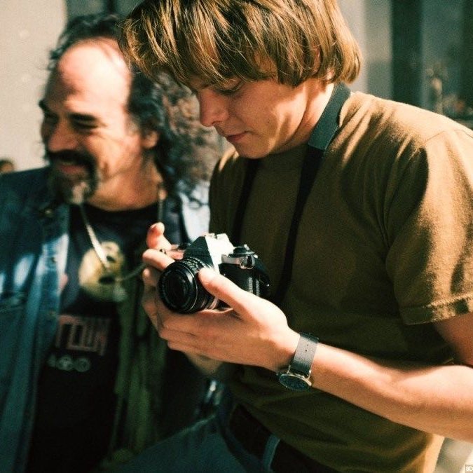 jancymypotatoes's tweet image. jonathan with cameras it’s such a cute thing