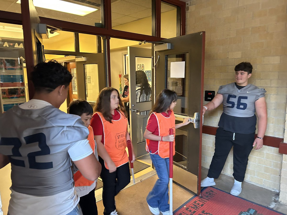 Thank you <a href="/NimitzFootball3/">Nimitz Football</a> for demonstrating that Friday Night football is bigger than what occurs between the end zones! Way to serve your <a href="/IrvingISD/">Irving ISD</a> community and touch the lives of littles🥰💙🏈