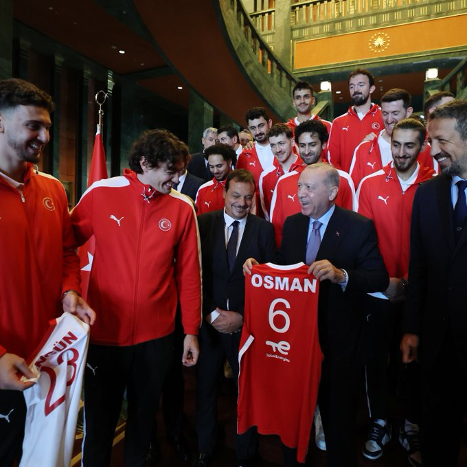 onaytvmedya's tweet image. #12devaadam #SONDAKİKA | Cumhurbaşkanı Erdoğan, 12 Dev Adam ile bir araya geldi.