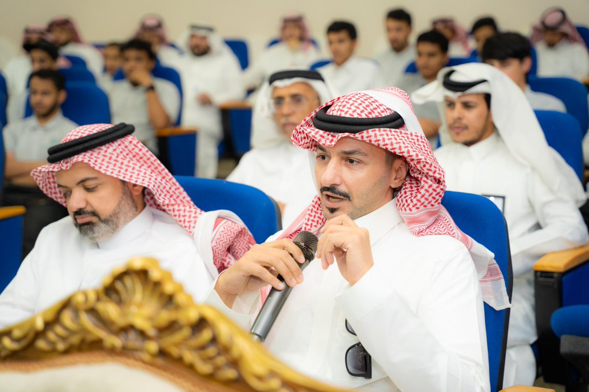 بعد ذلك أقيم على مسرح #غرفة_الباحة اللقاء المفتوح بين سعادة المحافظ ورجال الأعمال بالمطنقة بحضور رئيس وأعضاء مجلس #غرفة_الباحة وجرى خلال اللقاء استعراض #منشآت لأبرز الخدمات التي تقدمها لقطاع الأعمال ونقاش مفتوح مع رجال الأعمال حول التحديات التي يمكن حلها مع منشآت والجهات ذات