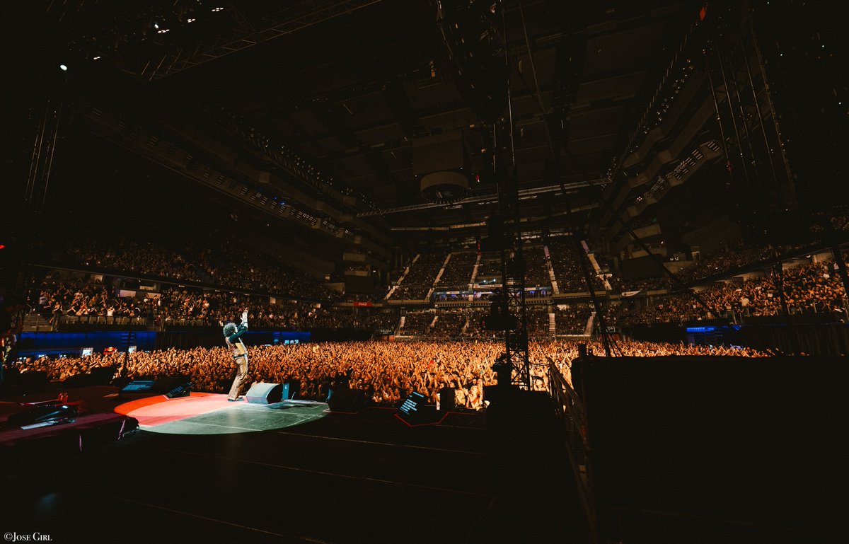 bunburyoficial's tweet photo. El “Huracán Ambulante Tour” aterrizaba en el Movistar Arena y lo hacia con el cartel de sold out colgado hace meses. El artista maño ha vuelto a reunir a sus compañeros infatigables, a los artesanos, a la banda con la que dio algunos de sus primeros pasos en su recorrido solista hace casi tres décadas, y se presentaba en sociedad con su disco ‘Cuentas pendientes’ bajo el brazo, estrenado hace algunos meses.

Imponentes cortinas en tono rojo fuerte que recrean una mezcla de circo y teatro veneciano forman un gigantesco telón. Los bajos de las plataformas donde se ubican los sets de los instrumentos también están adornados con telas en el mismo color. Todo preparado. El rugido del respetable es ensordecedor. La temperatura va en aumento. Se acelera el pulso. La atmósfera es envolvente. Todos toman posiciones y el Huracán Ambulante inicia el show con “Otto e Mezzo”, el clásico de Nino Rota, incluido en la película “8½” de Federico Fellini, y la función comienza bajo la batuta y la chistera, en este caso sombrero estilo cowboy, de Enrique Bunbury.

https://t.co/x3gitXWNRK