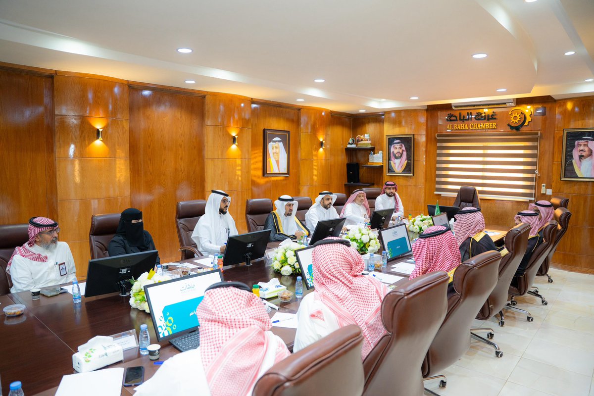 BahaChamber's tweet photo. استقبل رئيس #غرفة_الباحة أ.ماشي العُمري اليوم سعادة محافظ الهيئة العامة للمنشآت الصغيرة والمتوسطة
 أ. سامي بن ابراهيم الحسيني والوفد المرافق له 
واجتمع سعادة المحافظ برئيس وأعض��ء الغرفة وجرى خلال الإجتماع مناقشة العديد من المواضيع التي تتعلق بقطاع الأعمال وطرق تفعيل الشراكة بين #منشآت والغرفة خلال الفترة القادمة