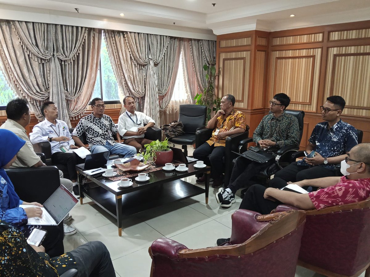 KspiCitu's tweet image. Hari ini Jamkeswatch-KSPI audiensi di @KemensosRI soal penonaktifan BPJS PBI JK.

💬 Daryus (Dir. Eksekutif Jamkeswatch):
“Jangan sampai rakyat miskin kehilangan hak kesehatan karena kesalahan administrasi.”

#KSPI #Jamkeswatch #BPJS #HakRakyat #PerlindunganSosial