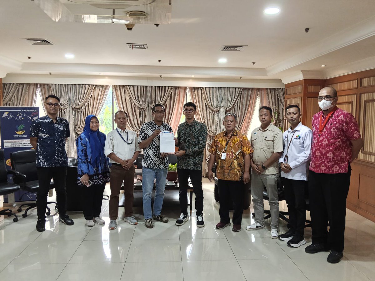 KspiCitu's tweet image. Hari ini Jamkeswatch-KSPI audiensi di @KemensosRI soal penonaktifan BPJS PBI JK.

💬 Daryus (Dir. Eksekutif Jamkeswatch):
“Jangan sampai rakyat miskin kehilangan hak kesehatan karena kesalahan administrasi.”

#KSPI #Jamkeswatch #BPJS #HakRakyat #PerlindunganSosial