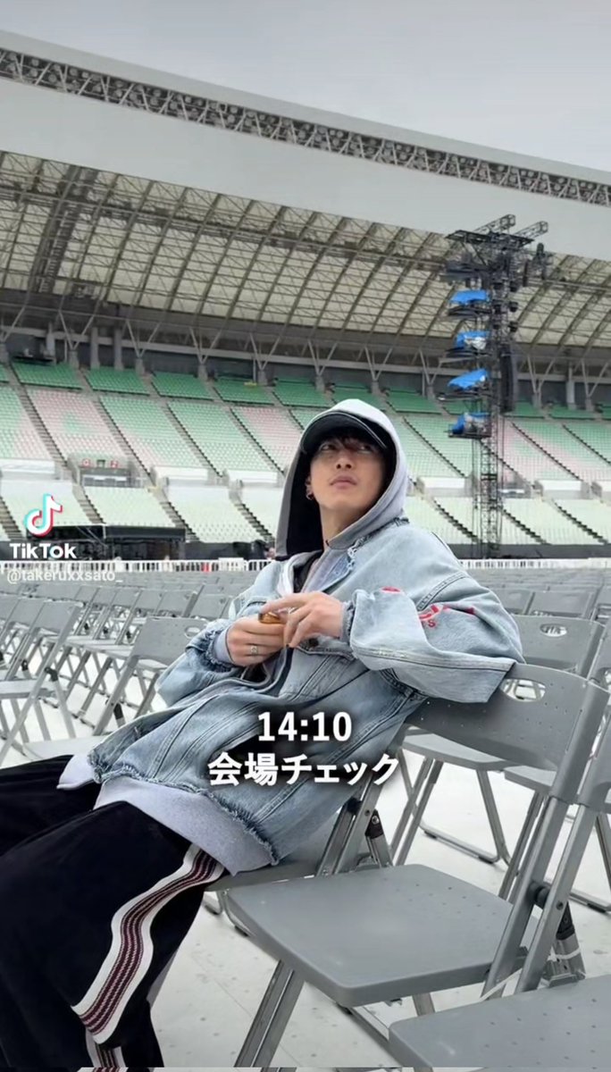 kochipuchi0713's tweet image. PM2:10 …PM2:15 …PM2:30…PM2:45…
ずっとずっと…

開場時間を待ちわびて…
リハ音漏れを聴きながら…
スタジアム外で座ってたのよ

まさか…我が推しさまと
同じ時間を同じ場所で
過ごしていたとはっ

#佐藤健 #佐藤健TikTok 
#グラスハート #TENBLANK
#ワンオク #ONEOKROCK
#DETOXJAPANTOUR2025