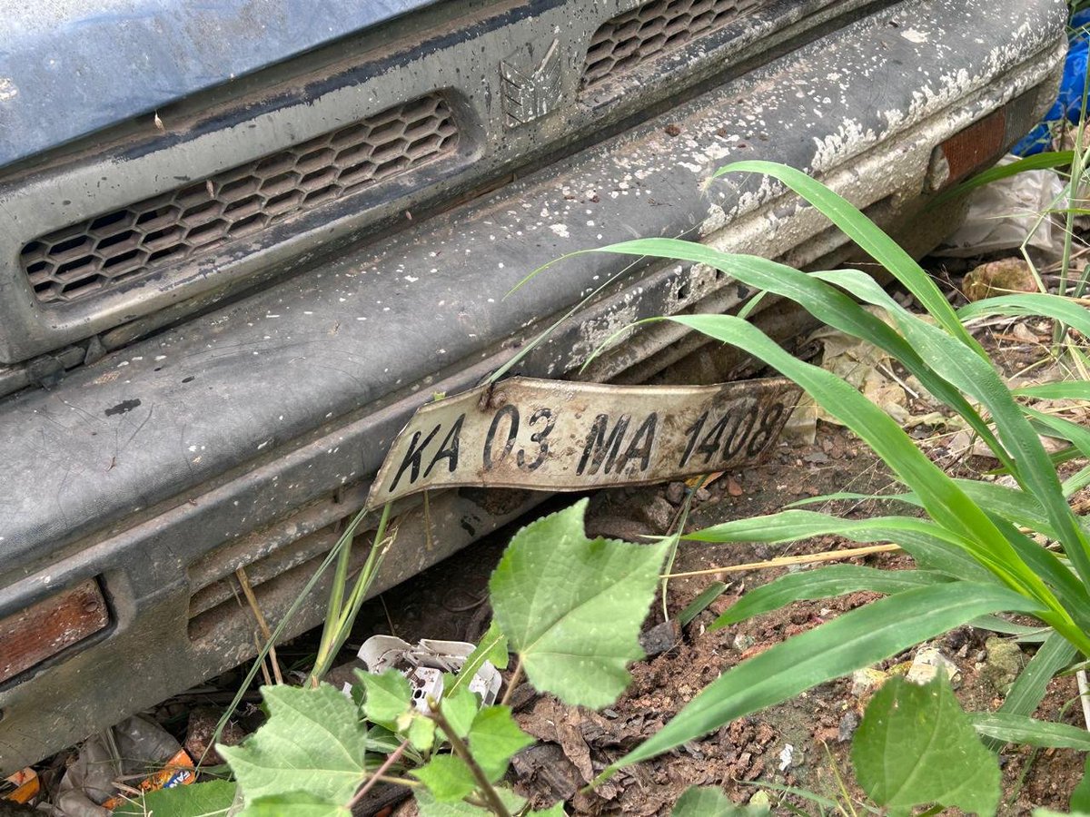 lalli_bv's tweet photo. @bellandurutrfps @blrcitytraffic 

this car has been abandoned in Ibluru ward near Embassy Pristine for 3 years now.  Please help remove this before it becomes a fossil in the current place!!

https://t.co/wm0z6NlXc5 https://t.co/igjtnvF7cr