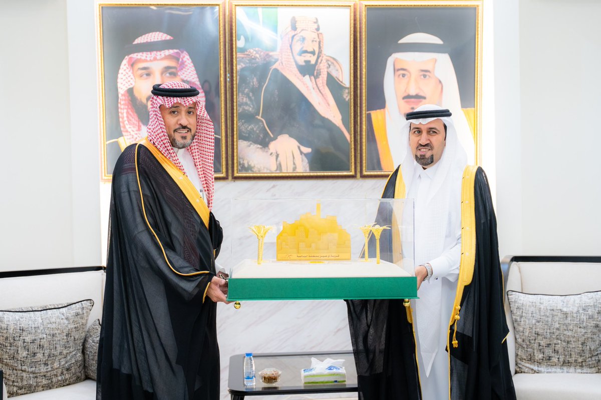 <a href="/MonshaatSA/">منشآت | Monshaat</a> وفي نهاية اللقاء قدّم رئيس مجلس #غرفة_الباحة أ.ماشي العُمري درعا تذكاريا لسعادة المحافظ باسم الغرفة ورجال الأعمال بالمنطقة تقديرا للجهود التي تقوم بها منشآت لخدمة قطاع الأعمال