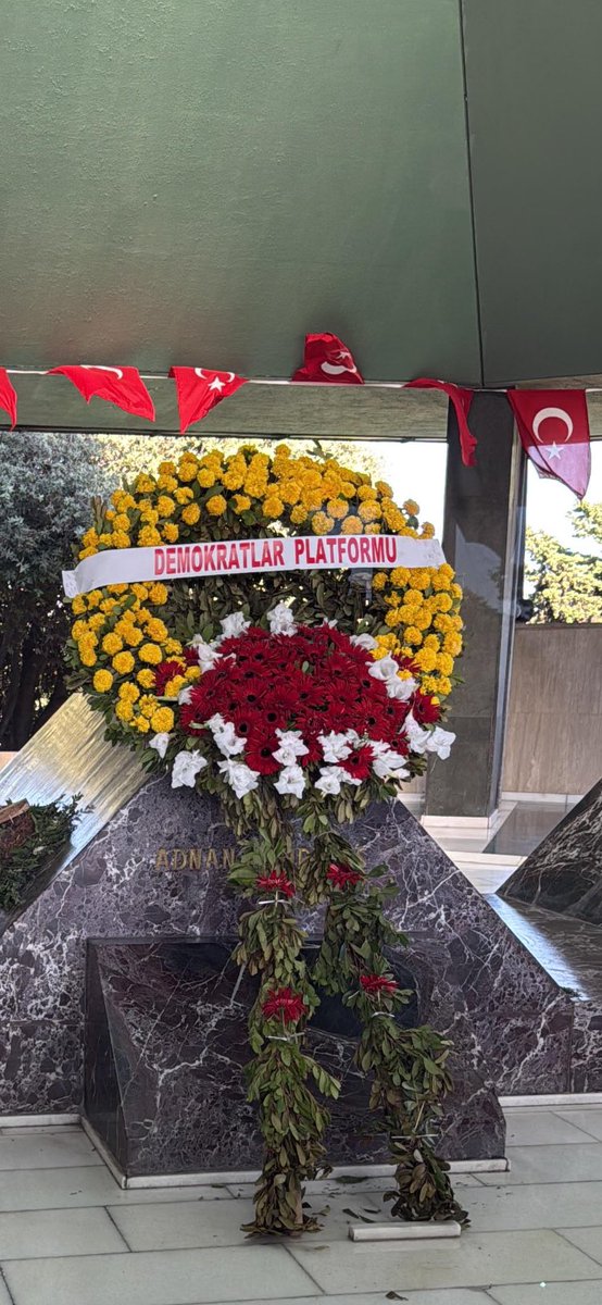 Demokrasi Şehitlerimiz Şehit Başbakan Adnan Menderes Şehit Bakanlarımız Fatin Rüştü Zorlu ve Hasan Polatkan’ı 64.şehadet yıldönümlerinde dualar ile andık.Ruhları şad mekanları Cennet olsun🤲
DEMOKRATLAR PLATFORMU