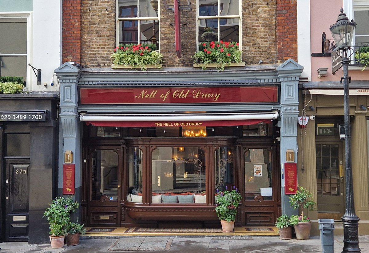 VinnieSull1van's tweet photo. I will never know of a sight with a higher abundance of cultural brilliance than that of Britain's lost and living pubs.
Nell of Old Drury, 29 Catherine St, #London, #WC2B @Britains___Pubs https://t.co/jl5SKVtAo3