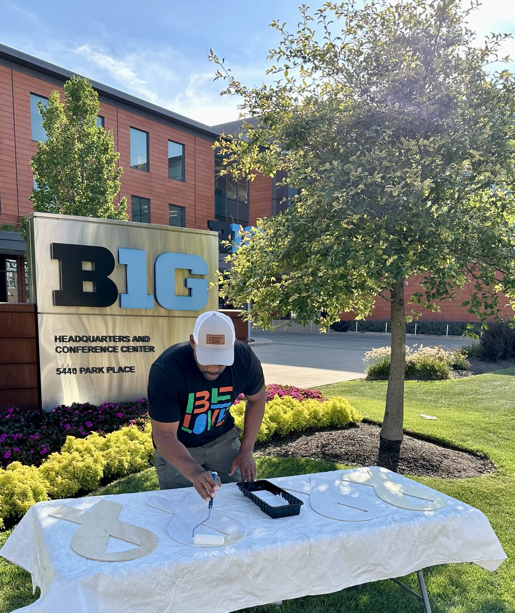 BigTenCRC's tweet image. Special thanks to @ChrisDraft for joining the #BigTenCRCSummit! From painting ribbons and carrying bins to delivering an inspiring talk. We are grateful he shared the powerful message of @teamdraft &amp;amp; the Chris Draft Family Foundation with us. #tacklingcancer #collaborationcures