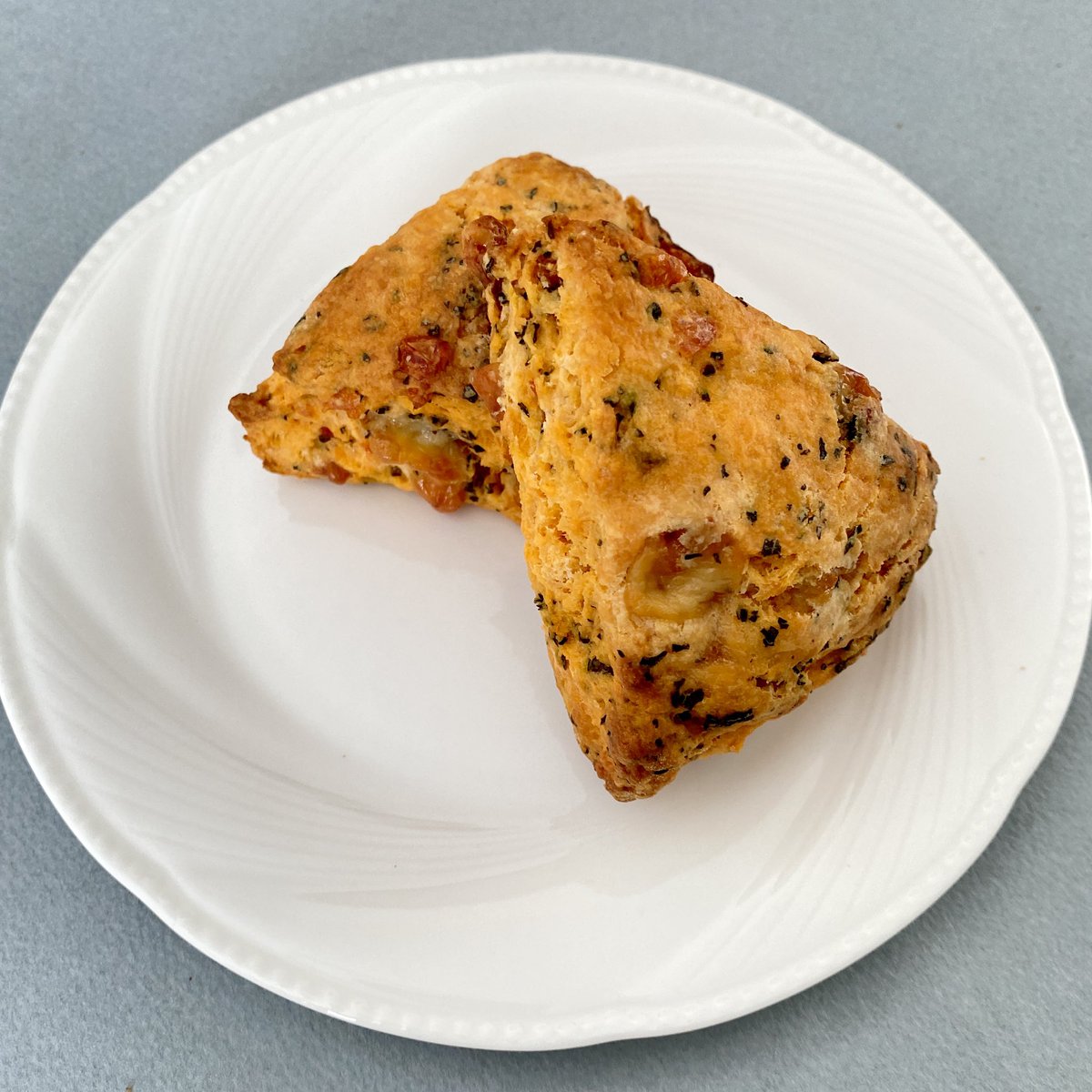 ピザじゃなくて
ピザっぽいスコーン

トマトとチーズとバジル入りの
マルゲリータスコーン。