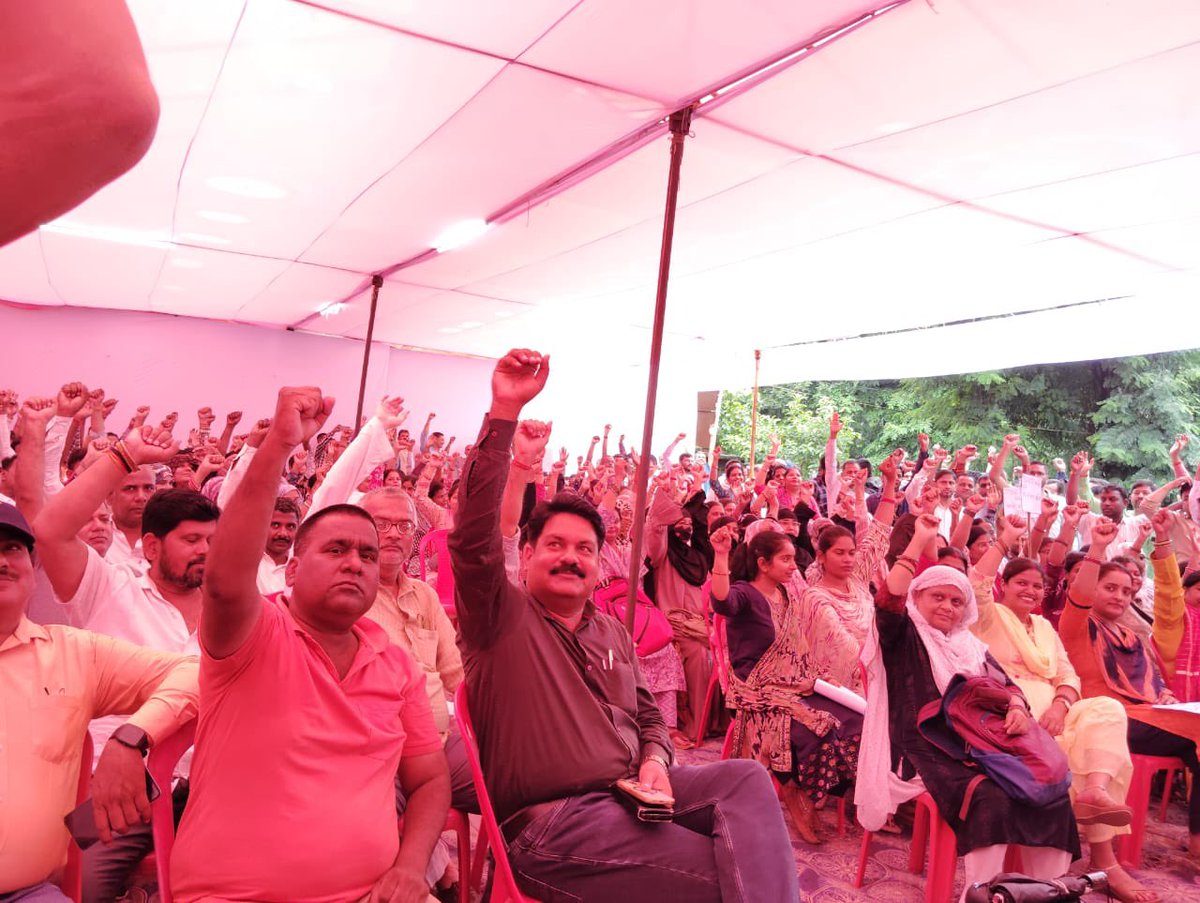 VijayUpUPPSS's tweet photo. #Bahraich 
आरटीई के लागू होने से पूर्व में नियुक्त शिक्षकों पर tet की अनिवार्यता थोपी जाने के विरोध में प्रदर्शन
@narendramodi 
@PMOIndia 
@CMOfficeUP 
@dpradhanbjp 
@rajnathsingh 
@jagdambikapalmp
@DrDCSHARMAUPPSS https://t.co/jU8h584IHu