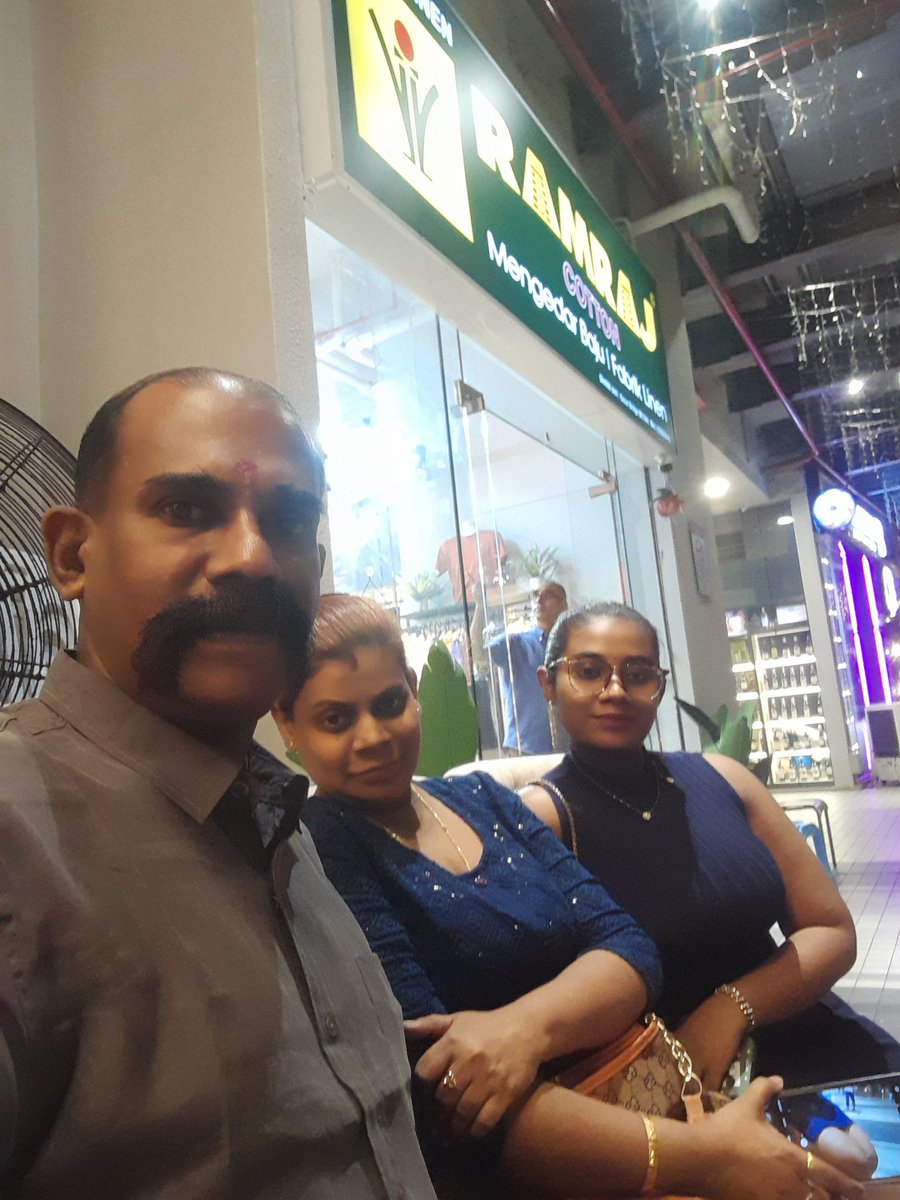 MutusamyS's tweet photo. 18th Years Wedding Anniversary Simple Dinner At Erodu Amman Mess Breakfield Kuala Lumpur. https://t.co/xwgcRmrwBX