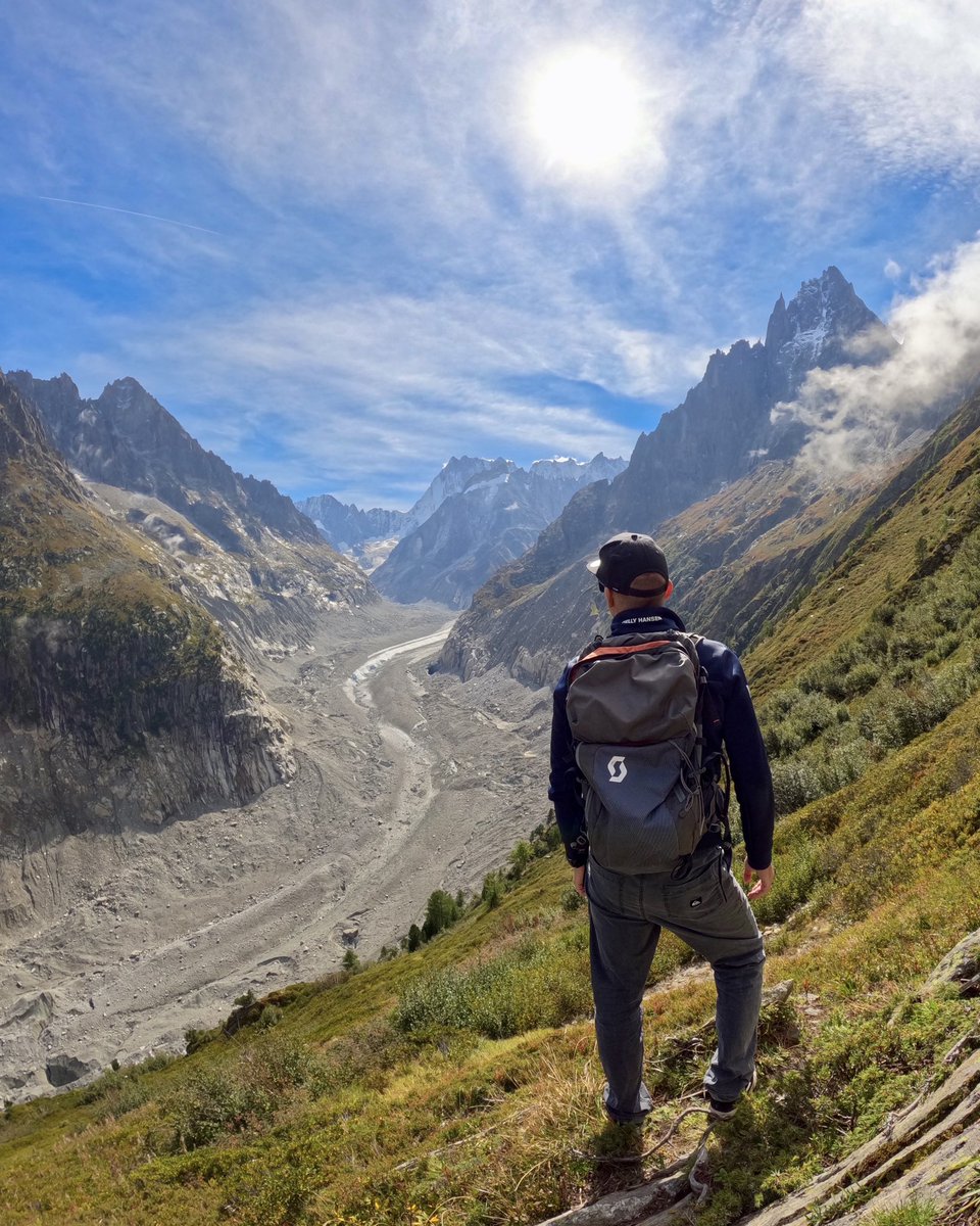 Ici, la montagne écrit son histoire…

La glace s’efface peu à peu, la roche prend sa place.

Et pourtant, le décor garde cette force qui vous arrête net sur le sentier.

#merdeglace #montenvers