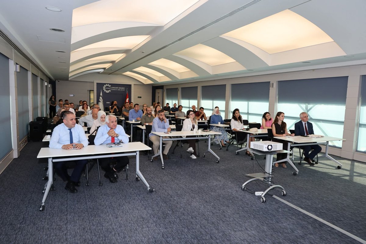 CerkezkoyOsb's tweet image. ÇOSB, sanayide sürdürülebilirlik vizyonunu güçlendirmek amacıyla düzenlediği &quot;ÇOSB Sürdürülebilirlik Platformu İyi Uygulama Örnekleri&quot; etkinliğinde bölgenin önemli firmalarını bir araya getirdi.
#ÇOSB #ÇerkezköyOSB #ÇOSBSürdürülebilirlikPlatformu