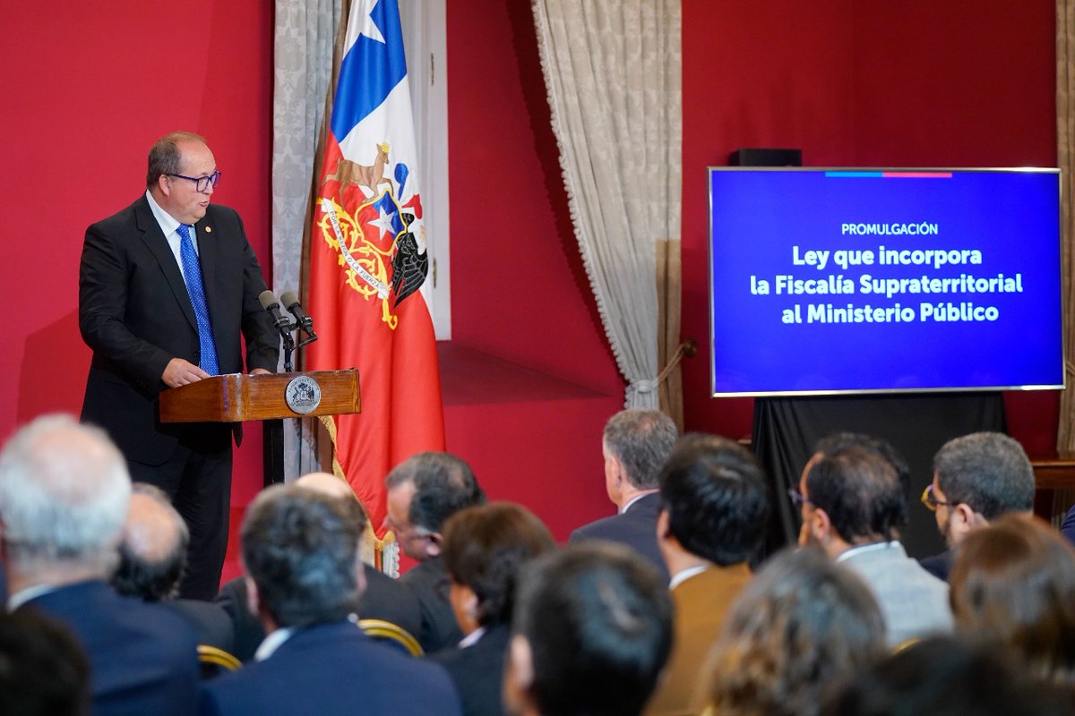 🇨🇱 Damos un paso decisivo en la lucha contra el crimen organizado.

Hoy el Presidente Gabriel Boric encabezó la promulgación de Ley que crea la Fiscalía Supraterritorial, iniciativa que incorpora una entidad especializada en crimen organizado y delitos de alta complejidad al