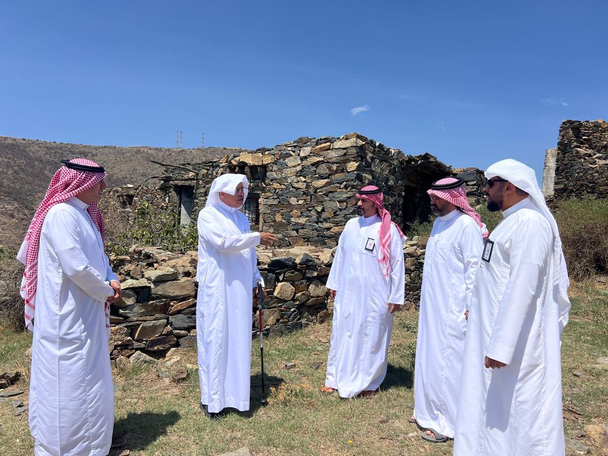 dyaar_ksa's tweet photo. بتوجيه كريم من سمو سيدي #أمير_منطقة_الباحة،
ومتابعة سعادة محافظ المندق الأستاذ قاسم بن سعيد آل محسن،
شرفت #جمعية_ديار ممثلة في رئيسها د. يحيى مرضي صويلح بالوقوف على #قرية_آل_نعمة_التراثية، بحضور كريم من مدير #هيئة_التراث بالباحة م. عبدالرحمن سعد الغامدي، والأستاذ بدر آل عصيدان، وممثل #بلدية_المندق، وبمشاركة رائدة من الأستاذ القدير ناصر بن يحيى الزروق ممثلاً عن المجتمع المحلي.

القرى التراثية ليست حجراً وطيناً، بل ذاكرة وهوية وطنية، وإحياؤها ركيزة لبناء الحاضر وتعزيز المستقبل.

#الباحة
#المندق
#التراث_الوطني
#رؤية_السعودية_2030
#هوية_وطن