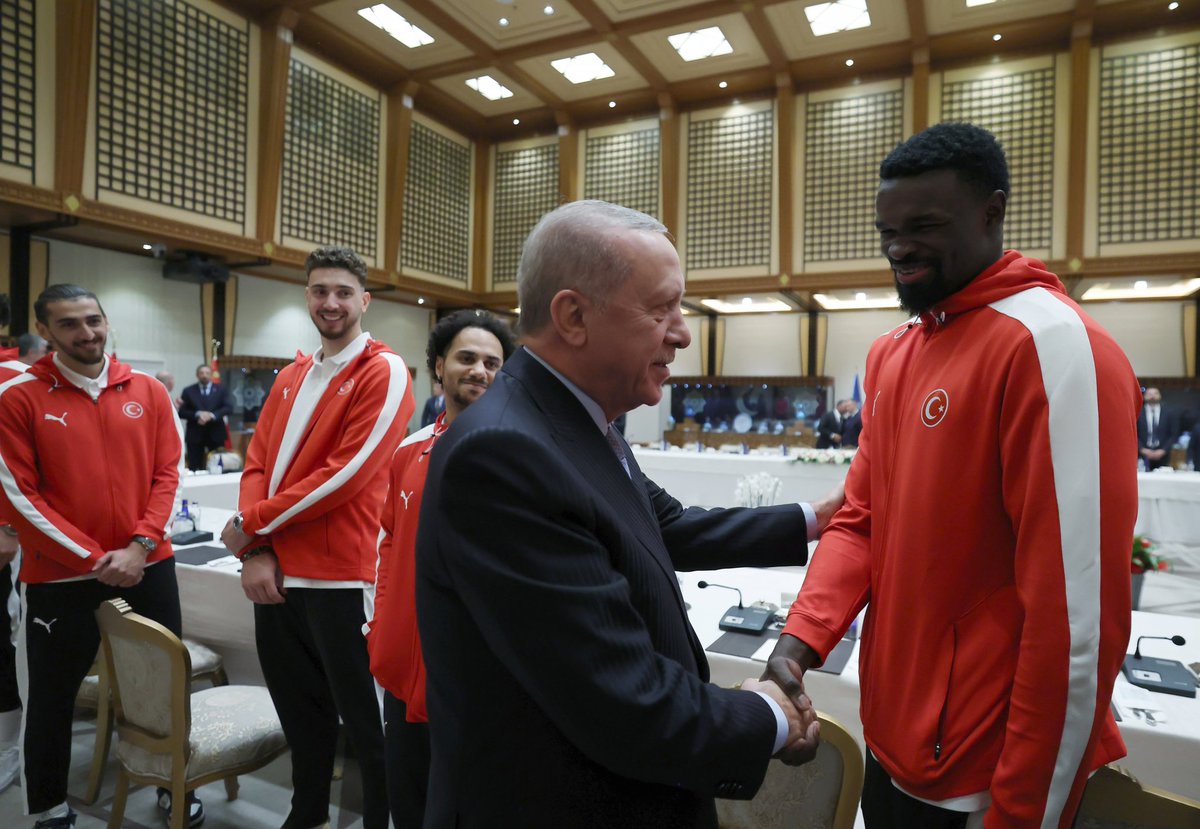 hamzayerlikaya's tweet image. Cumhurbaşkanımız @RTErdogan, Avrupa Şampiyonası&apos;nda ülkemize büyük gurur yaşatan #12DevAdam&apos;ı kabul etti.🇹🇷