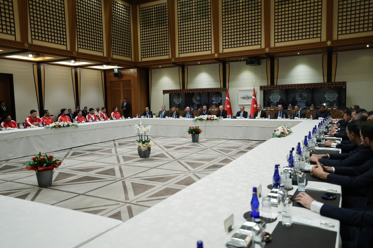 hamzayerlikaya's tweet image. Cumhurbaşkanımız @RTErdogan, Avrupa Şampiyonası&apos;nda ülkemize büyük gurur yaşatan #12DevAdam&apos;ı kabul etti.🇹🇷