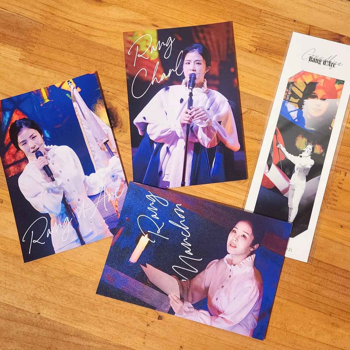 Dear_Rang_'s tweet photo. 『 𝑹𝒂𝒏𝒈𝒀𝒆𝒐𝒏 𝒅𝒆 𝑪𝒂𝒃𝒂𝒓𝒆𝒕 』 특전 안내

특전 엽서와 투명 북마크를 공개합니다!

구성 : 엽서 3종 중 1종 + 투명 북마크 1종

특전은 음료 1잔 당 1세트씩 증정되며, 주문 시 특전을 요청해주셔야 합니다! 모든 특전은 조기 소진 될 수 있습니다. https://t.co/eaC8ycK2Be
