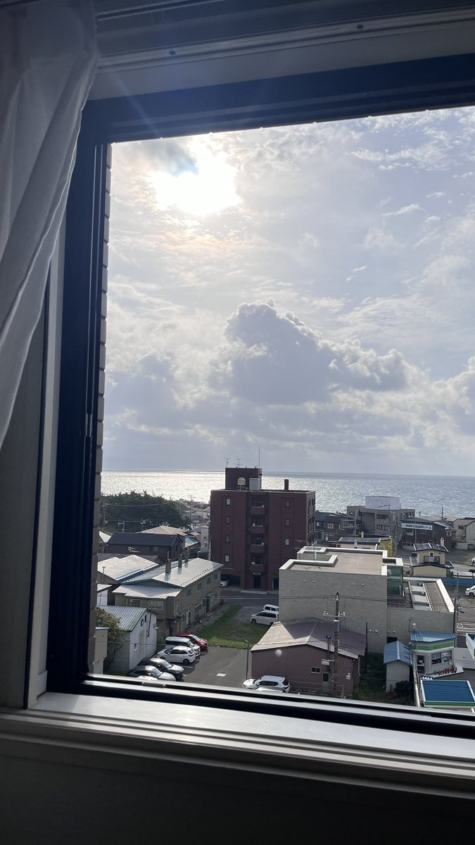 srtasm__hr's tweet photo. 余談ですが函館で宿泊したホテルは自分の小学校時代の校区にありました。朝食後にちらっと見に行き懐かしさが胸を打ちました。津軽海峡と大森浜、あさひ、函館市民会館全てが懐かしい。 https://t.co/9Wvq6OXg20