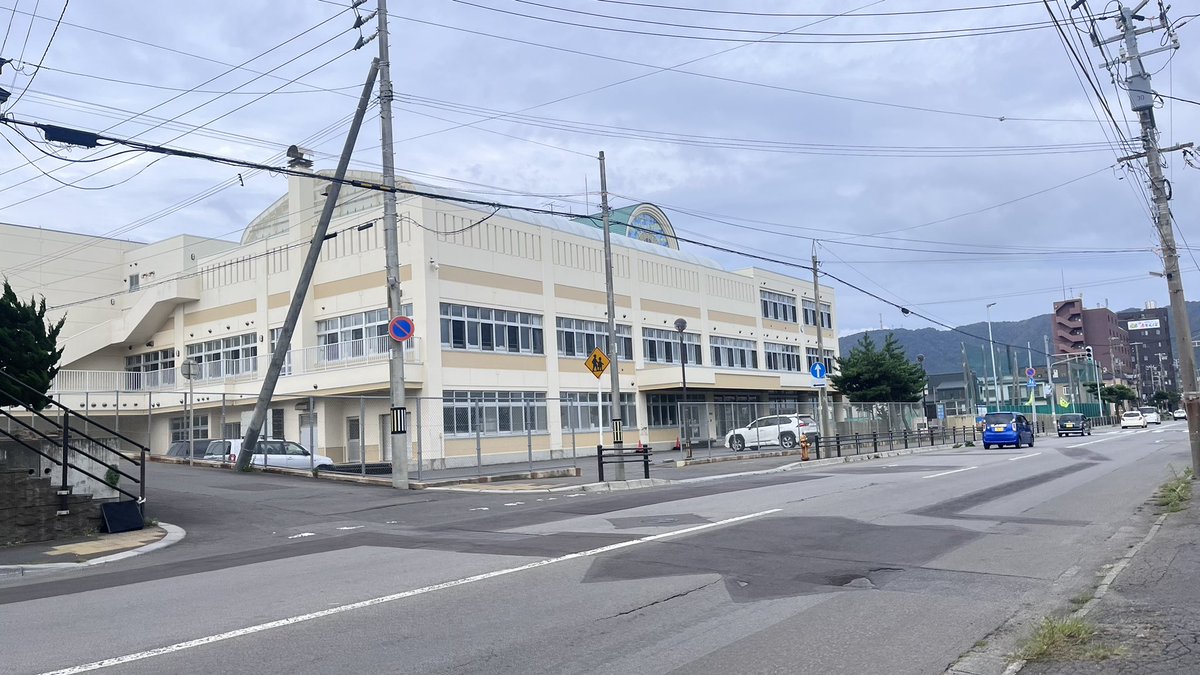 srtasm__hr's tweet photo. 余談ですが函館で宿泊したホテルは自分の小学校時代の校区にありました。朝食後にちらっと見に行き懐かしさが胸を打ちました。津軽海峡と大森浜、あさひ、函館市民会館全てが懐かしい。 https://t.co/9Wvq6OXg20