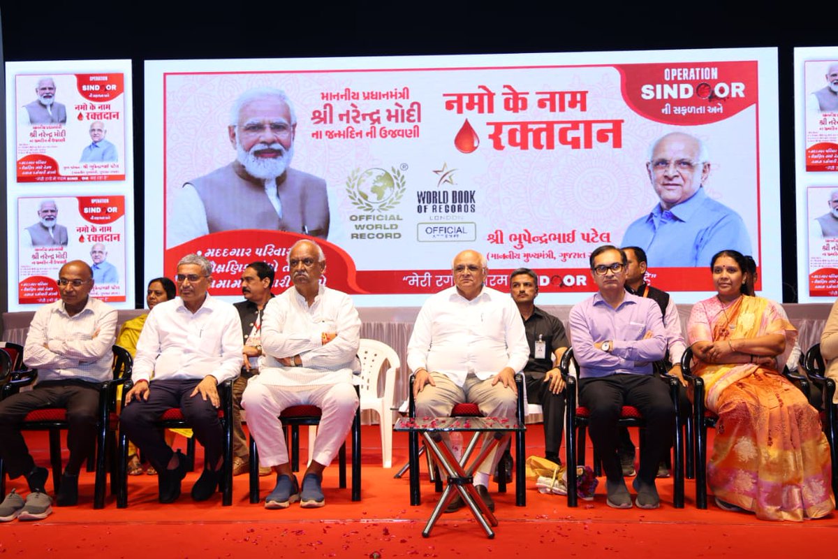 CMOGuj's tweet photo. મુખ્યમંત્રી શ્રી ભૂપેન્દ્રભાઈ પટેલની ગરિમામય ઉપસ્થિતિમાં ગુજરાત રાજ્યના તમામ કર્મચારી મંડળ તથા મદદગાર પરિવાર દ્વારા ઓપરેશન સિંદૂરની સફળતાની ઉજવણી અંતર્ગત માનનીય વડાપ્રધાન શ્રી નરેન્દ્રભાઈ મોદીના જન્મદિનની પૂર્વસંધ્યાએ અમદાવાદ ખાતે 'નમો કે નામ રક્તદાન' કાર્યક્રમનું આયોજન કરવામાં આવ્યું હતું.

મુખ્યમંત્રીશ્રીએ આ અવસરે એક જ દિવસમાં 56 હજારથી વધુ રક્તદાન કરી ‘વર્લ્ડ બુક ઓફ રેકોર્ડ્સ’માં સ્થાન પ્રાપ્ત કરવા બદલ આયોજકો, ગુજરાત રાજ્યના તમામ કર્મચારી મંડળો તેમજ બ્લડ બેન્કના સૌ હોદ્દેદારોને સન્માનિત કરી અભિનંદન પાઠવ્યા હતા.