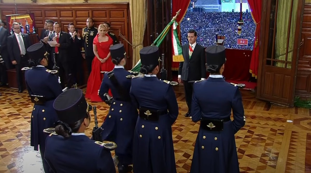 Es mentira que por primera vez y de manera inédita Claudia Sheinbaum haya tenido una escolta conformada solo por mujeres cadetes en el Grito. Todos lo presumen y mienten. La primera vez ocurrió con Enrique Peña Nieto, el 15 de septiembre de 2016. También pasó en 2017 y 2018.