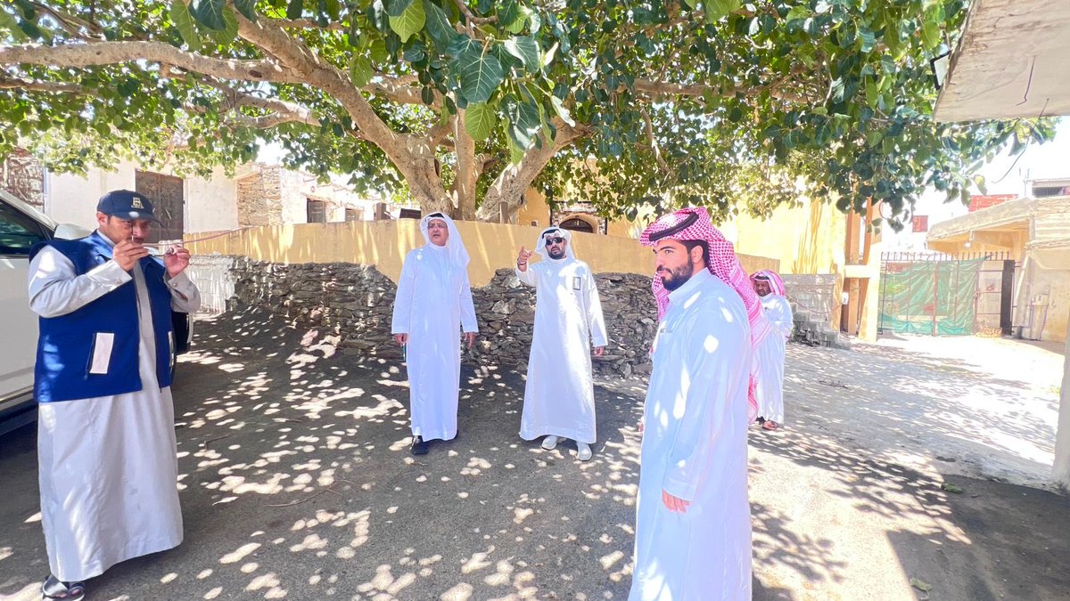 dyaar_ksa's tweet photo. بتوجيه كريم من سمو سيدي #أمير_منطقة_الباحة،
ومتابعة سعادة #محافظ_المندق الأستاذ قاسم بن سعيد آل محسن،
شرف رئيس #جمعية_د��ار د. يحيى مرضي بالوقوف على #سوق_ربوغ_الصفح_التاريخي ببلخزمر، بحضور مدير عام #هيئة_التراث بالباحة م. عبدالرحمن الغامدي، والأستاذ بدر آل عصيدان، ورئيس مركز بلخزمر الأستاذ جمعان مف��ح العدواني، وممثل #بلدية_المندق، ونخبة من المجتمع المحلي.

الأسواق التراثية ليست مجرد أماكن للبيع والشراء، بل ذاكرة نابضة للمكان، وجسور تربط الماضي بالحاضر، وإحياؤها يحفظ الهوية الأصيلة ويعزز الحضور السياحي والثقافي للمنطقة.

#الباحة
#المندق
#الأسواق_التراثية
#هوية_وطنية
#رؤية_السعودية_2030