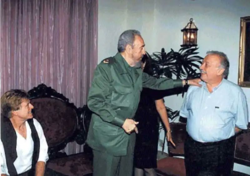 ciropellegrino's tweet photo. La foto incredibile, #RobertRedford, Fidel Castro e Gianni Minà https://t.co/BI2hD4MI3s