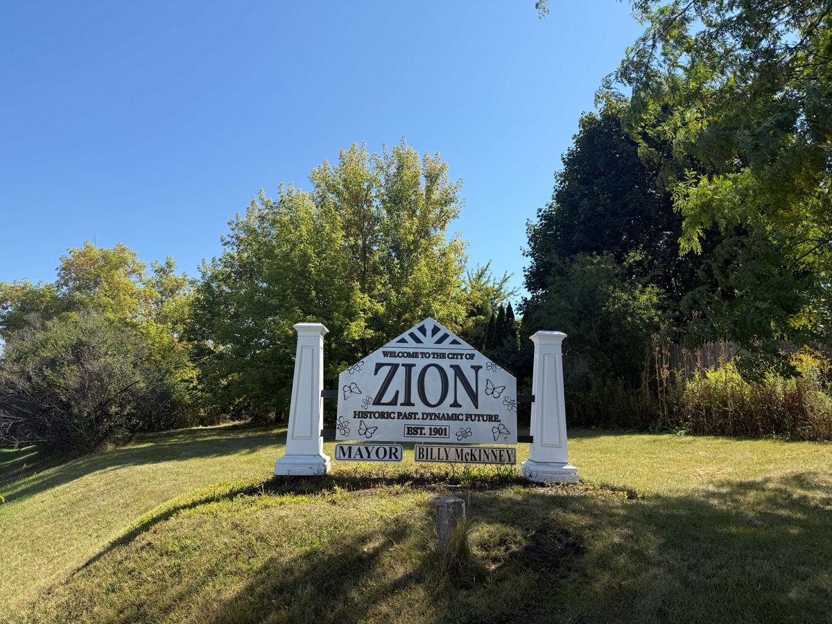 ZBPride's tweet image. The new City of Zion signs reflect the strong partnership between District 126 &amp;amp; the City of Zion. Designed &amp;amp; fabricated by our talented CTE students—this is what #PrideAndProgress looks like! 💛🐝 #ZBPride