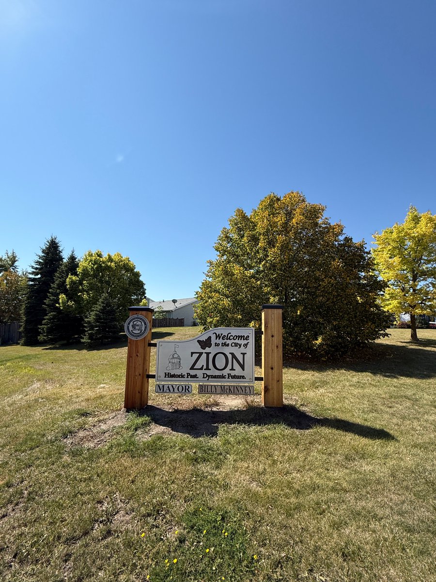 ZBPride's tweet image. The new City of Zion signs reflect the strong partnership between District 126 &amp;amp; the City of Zion. Designed &amp;amp; fabricated by our talented CTE students—this is what #PrideAndProgress looks like! 💛🐝 #ZBPride