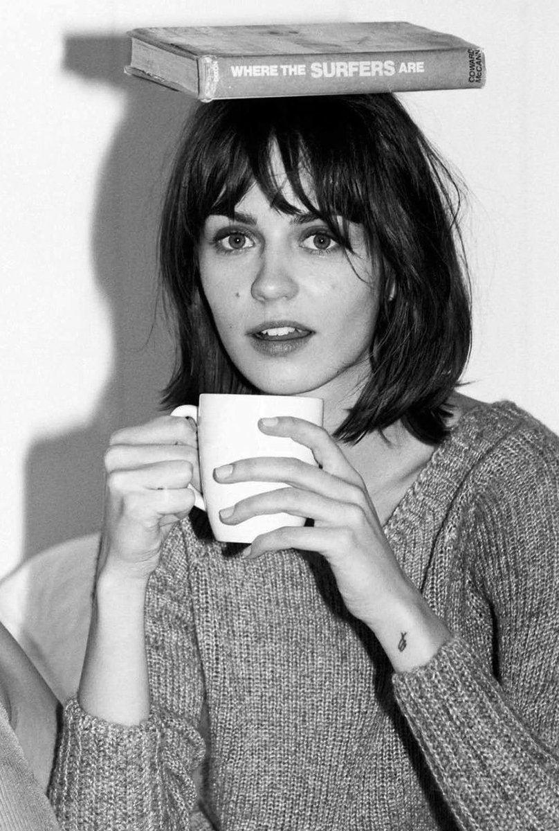 rn_xi_ta's tweet image. Y si tus pasos me encuentran, 
¿compartirías un café conmigo? ✨✨

Que la taza tiemble entre tus manos
y tus risas roben mis palabras,
que el azúcar se pierda en la conversación
y cada sorbo sea un juego
donde nadie sabe quién gana...
pero ambos queremos seguir jugando
aunque se…