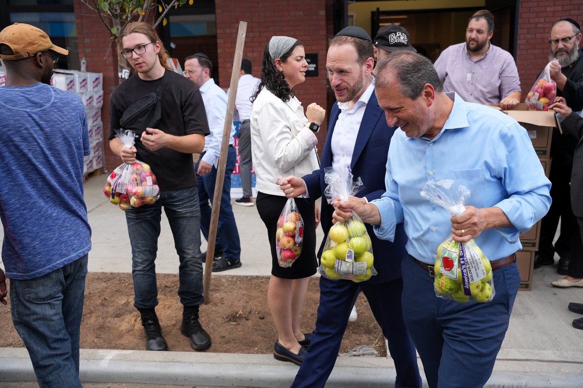 The <a href="/MetCouncil/">Met Council</a> does incredible work, ensuring that every family has food on the table and can celebrate the holidays with dignity.

Grateful to help out at their Rosh Hashana food distribution yesterday and tour their Brooklyn Hub in Boro Park!