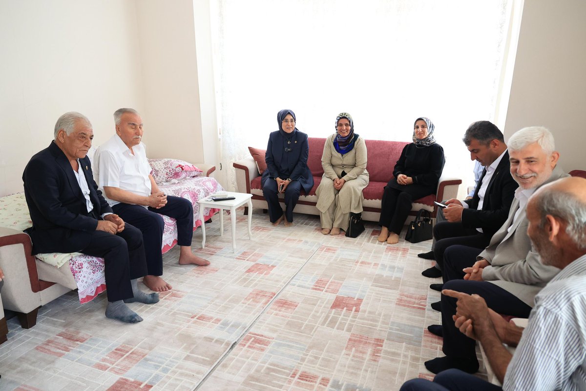 Biz büyük bir aileyiz. 

✨Türkiye Yüzyılı Buluşmaları kapsamında Samsat ilçemizde geçmiş dönemlerde belediye başkanlığı görevini yürütmüş olan kanat önderimiz Yusuf Fırat’ın hanesine misafir olduk.

Tecrübe paylaşımında bulunan kıymetli başkanımıza teşekkür ediyorum.