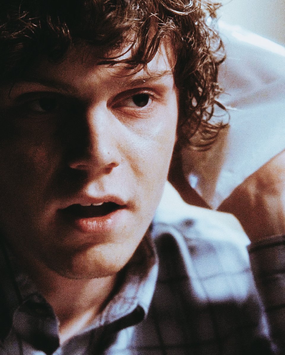 hourly evan peters tweet media