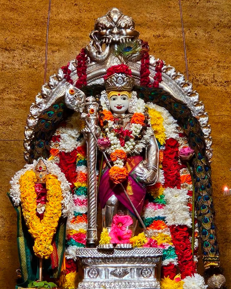 கருணையே வடிவமான கந்தசாமித் தெய்வமே உன் கழலடியைக் காட்டி என்னை ஆளுவாய் கந்தனே!

நெற்றியிலே நீறணிந்து நெறியாக உனை நினைந்து பற்றினேன் உள்ளமதில் உன்னடி முருகா!

நெஞ்சமதில் வஞ்சமின்றி
நிர்மலனே நின்னடியைத் தஞ்சமென நெஞ்சமதில் எண்ணினேன் முருகா!