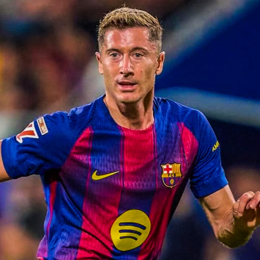 eurofootcom's tweet image. 🇵🇱🗣️ Robert Lewandowski: "In the Premier League, they pay a lot. You see the players they are buying for big prices when players don’t even have one good season."
"You are young, you score 10 goals in 6 months and some club will pay 60 or 70 million. Before, you had to achieve…