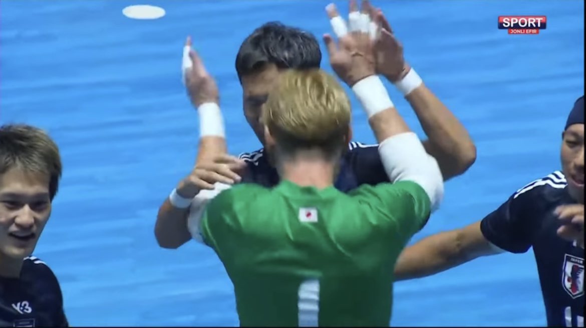 🇯🇵WIN🔥
躍動する俊太に安定のフィウーザ
日本代表でこの光景が見れるとは🟢🔵🇯🇵
いい雰囲気でタジキスタンに乗り込めるね💪💪
必ずや予選突破を！

#フットサル日本代表
#bellmare_F 
#内村俊太
#fiuza