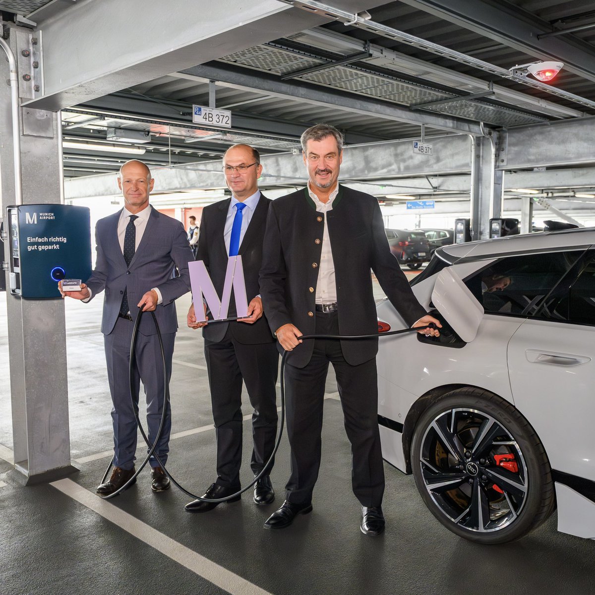 Markus_Soeder's tweet image. Der @MUC_Airport ist unser Tor zur Welt und auch ein Tor zur #EMobilität: Hier eröffnet Bayerns größter öffentlich zugänglicher #Ladepark für E-Autos samt riesiger PV-Anlage auf dem Dach. Damit können vor allem Kurz- und Tagesbesucher des Flughafens und des Bildungscampus