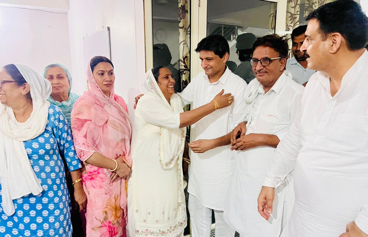 DeependerSHooda's tweet photo. नलवा हलके से कांग्रेस प्रत्याशी रहे भाई @anilmaanINC की चाची जी के निधन पर आज हिसार में उनके निवास पर पहुंच दिवंगत आत्मा को श्रद्धांजलि अर्पित की और परिवार से मिलकर शोक संवेदनाएं प्रकट की। https://t.co/riiNc51zDu