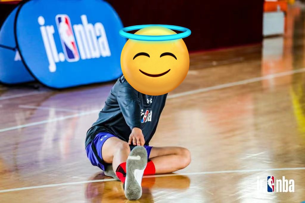 青春不会永远都在，物品承载着时间的年轮与见证荣耀的刹那，一想到现在，自己所有的球服赞助物品基本都卖了，从初高中到大学又到现在，又有多少见证过岁月更替的物品已经不复存在，当然，你们此时此刻也拥有了不一样的人生。过段时间再回母校更衣室了、同样今年度也会继续执教一个月足球梯队，懂得都懂