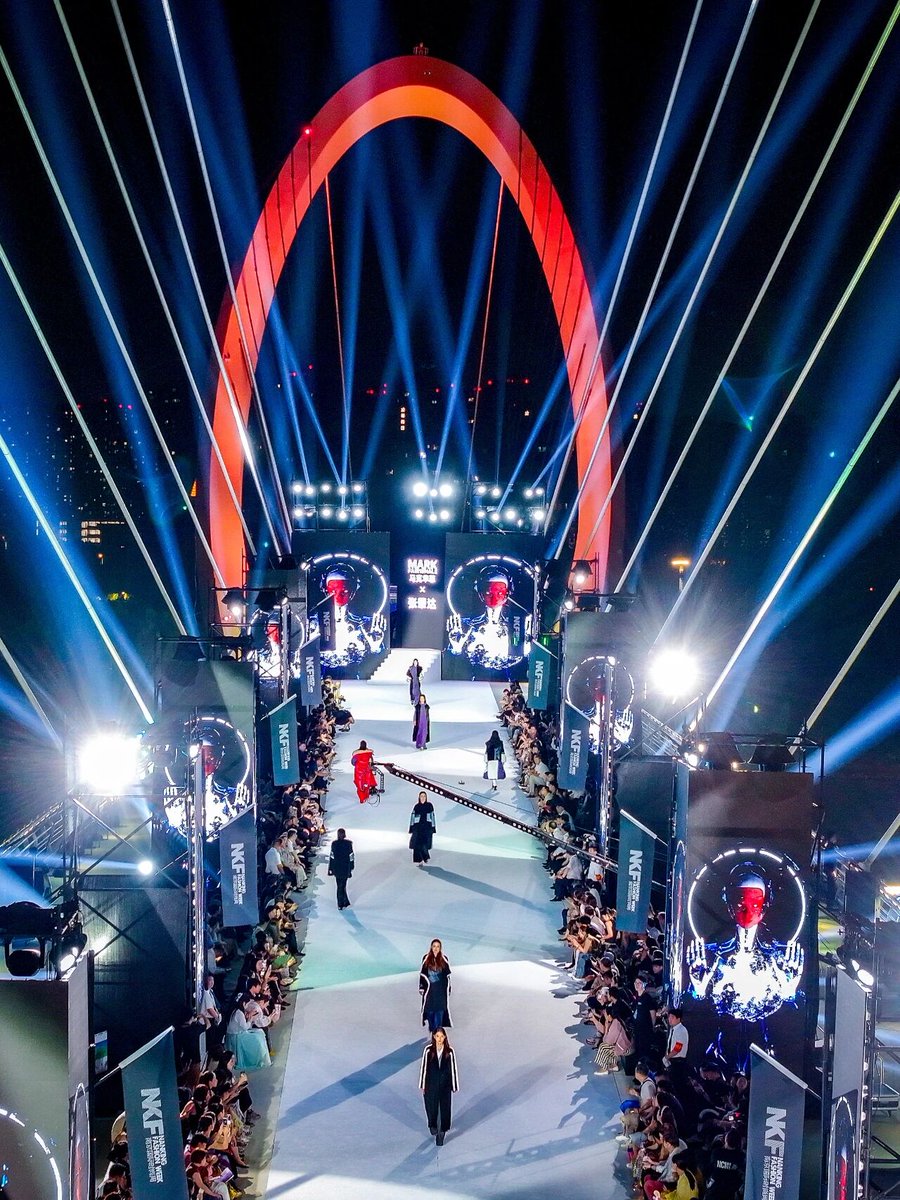 DiscoverNanjing's tweet image. Golden leaves, city lights, and fashion vibes all over Nanjing tonight.
The 3rd Nanjing International Fashion Week kicked off at Nanjing Eye Bridge, launching a month-long celebration of style, creativity, and city energy.